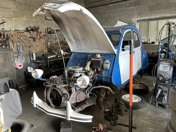 Véhicule ancien (2CV) en cours de restauration